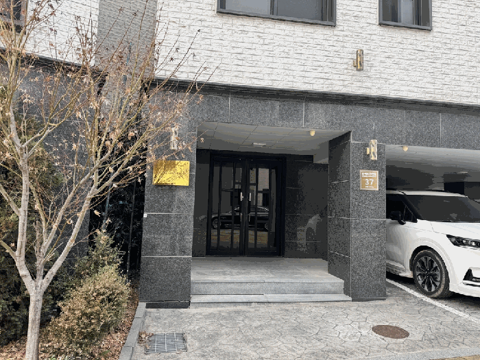 [본건 출입구 전경]