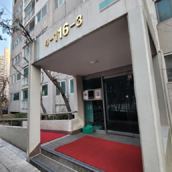 공동현관 출입구 전경(`116`동 표시 있음)