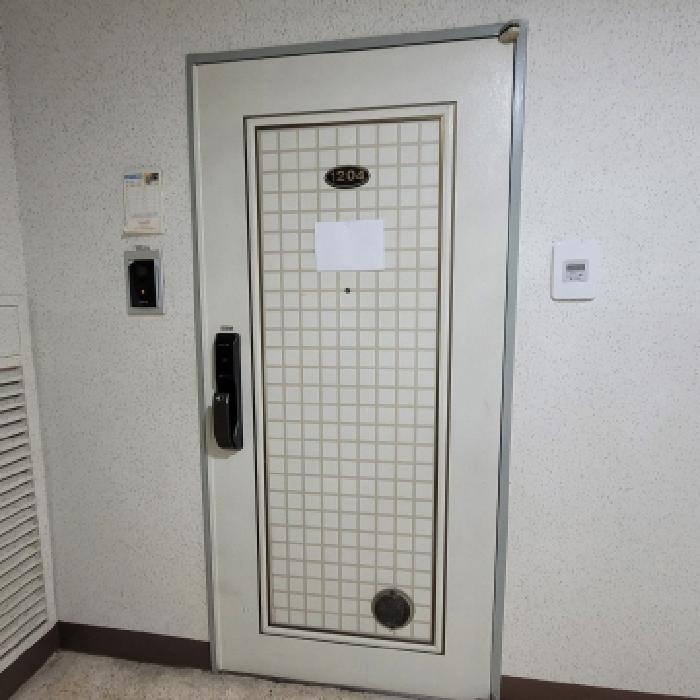 전유부분 출입구 전경(안내문 부착)