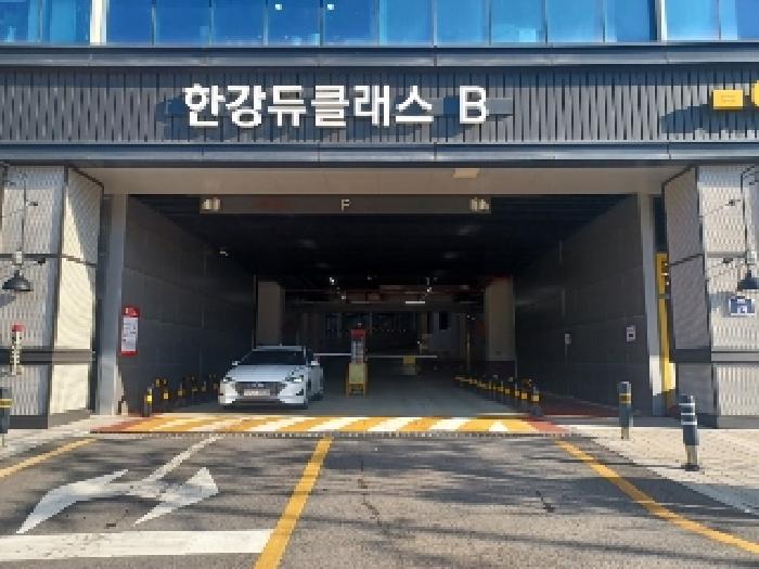 본건 한강듀클래스 B동 1층 주차장 입구 현황사진