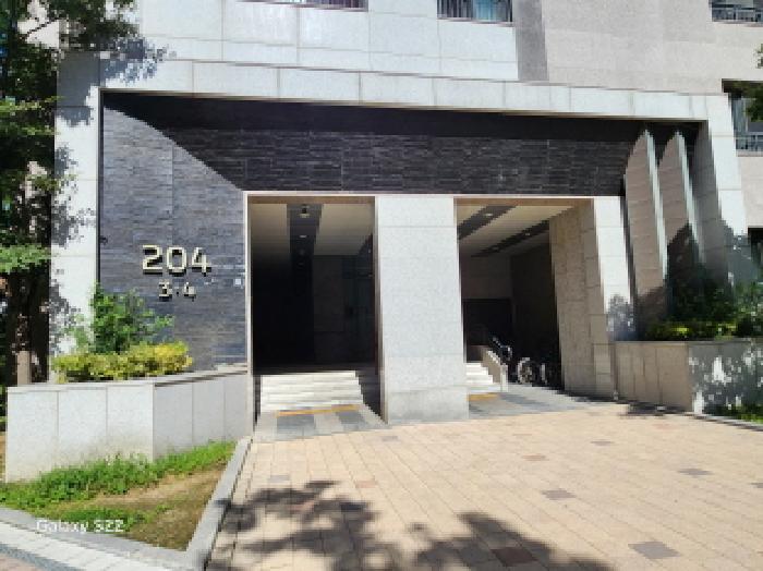 이건 부동산 세대공동출입구