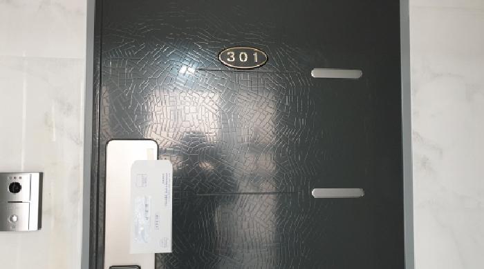 301호 개별현관문
