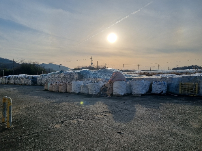 [본건 및 인근 경계 지상에 소재한 건축자재 등]