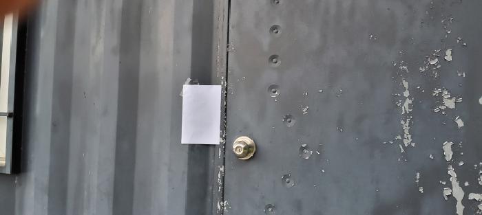 목록1 공장용지 전경(4), 제시외 컨테이너 1동 안내문 부착