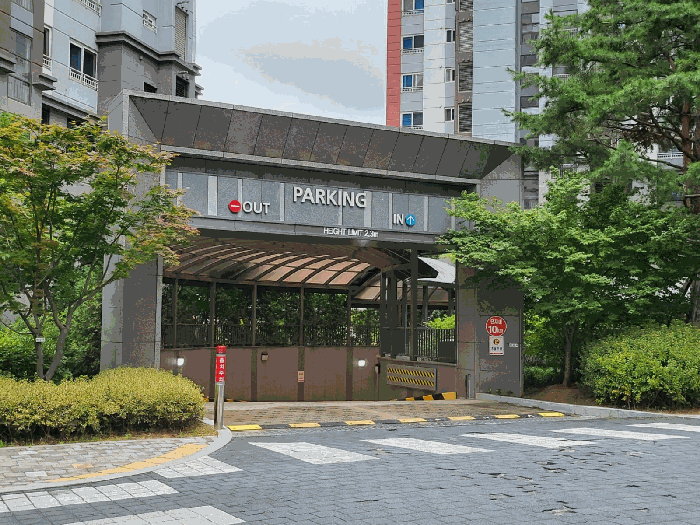 지하주차장 입구 전경