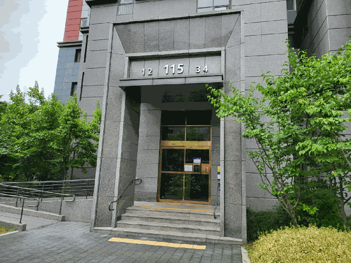 본건 1층 공동현관문 전경