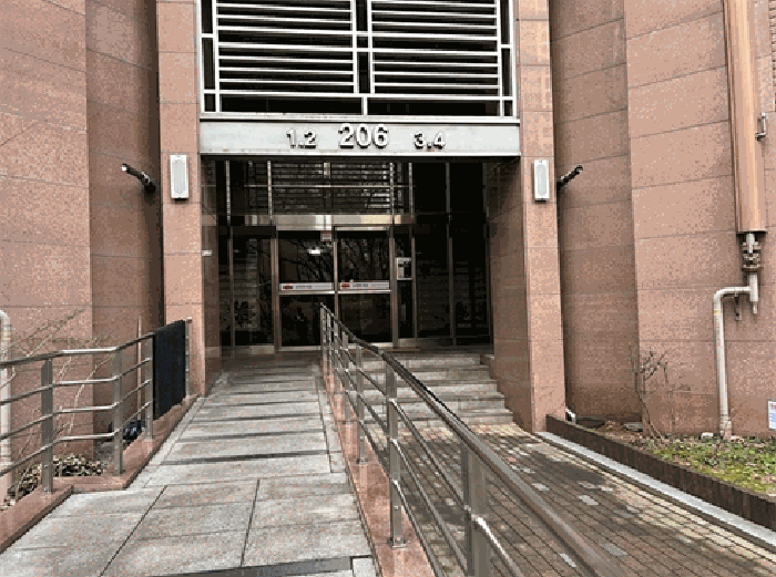 본 건물 출입구 전경