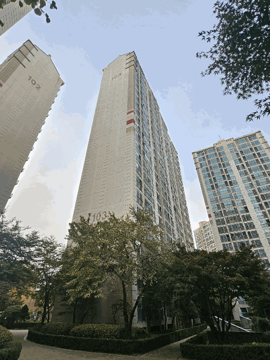 [본건 개봉동아이파크 제103동 전경]