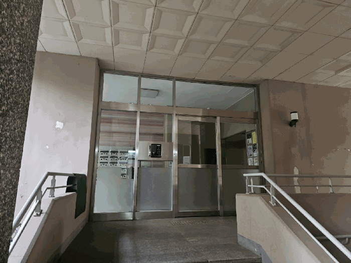 [본건 개봉동아이파크 제103동 출입문 전경]