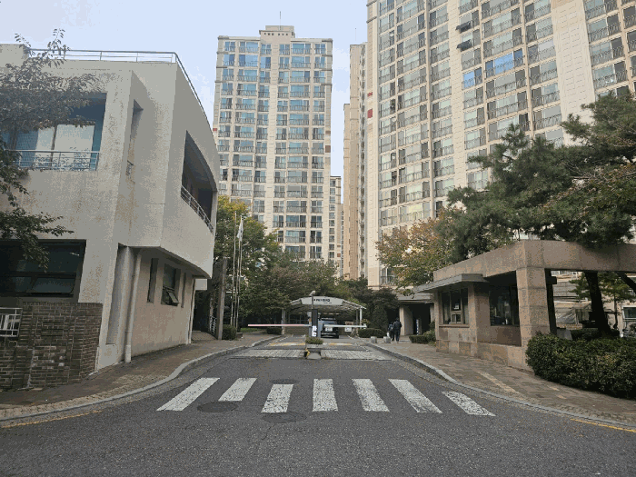 [본건 개봉동아이파크 진입로 전경]