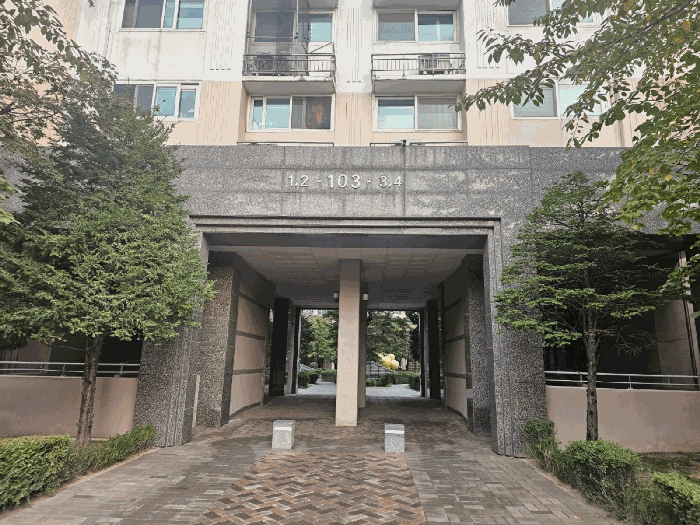 [본건 개봉동아이파크 제103동 진입로 전경]