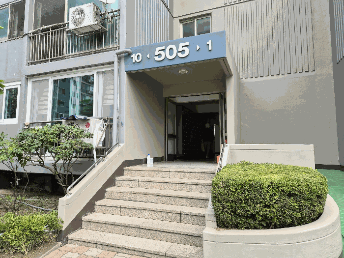 본건 소재 건물 1층 공동출입구