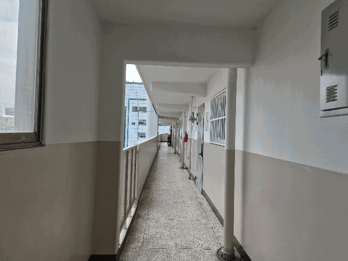 본건 소재 10층 복도