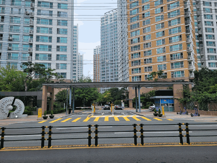 아파트단지 남동측 출입구 전경
