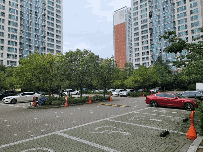아파트단지 지상 주차장 전경