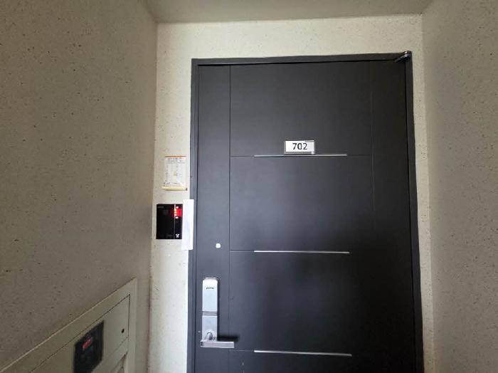 본건 702호 현관문