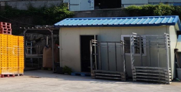 제시외 철파이프조 강판지붕 단층 비가림시설(창고) 1동과 판넬조 판넬지붕 단층 사무실 1동.