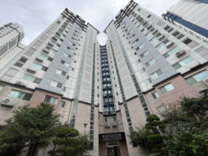 1동 건물의 전경