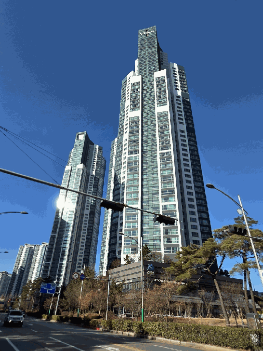 본건(씨동) 및 아파트단지 전경