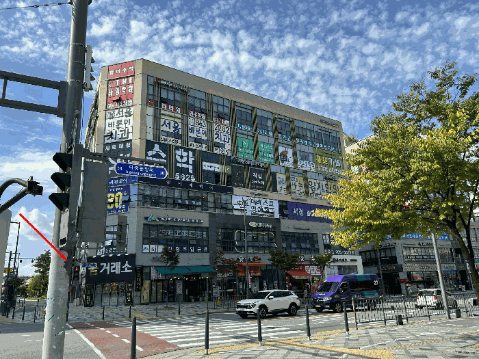1동의 건물전경(남동측에서 촬영)