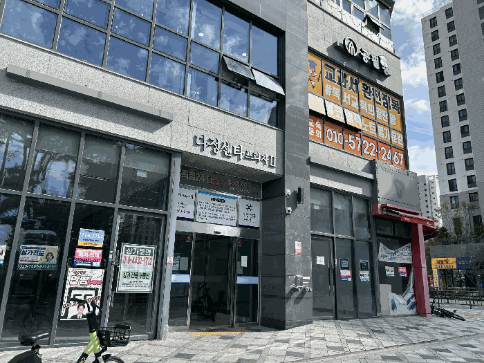 1동의 건물 출입구