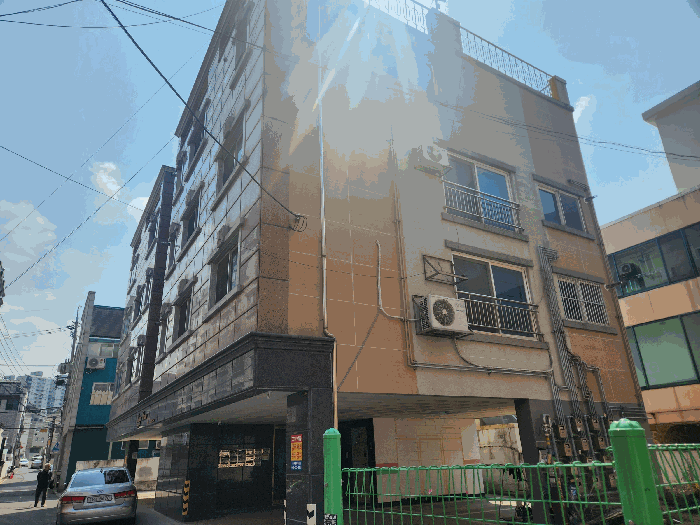 본건 건물전경(북동측에서 촬영)