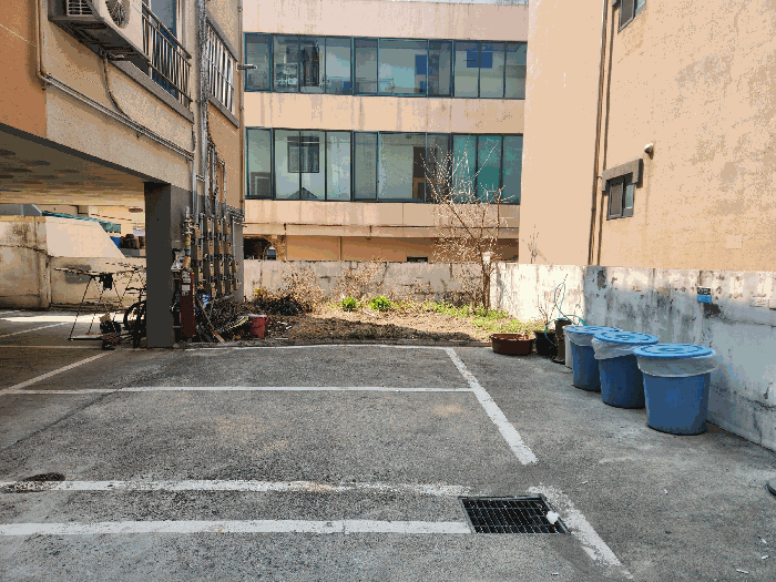 본건 지상 주차장 및 화단 등
