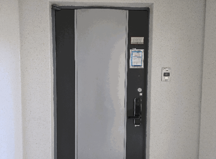 본건 107동 1801호 현관문