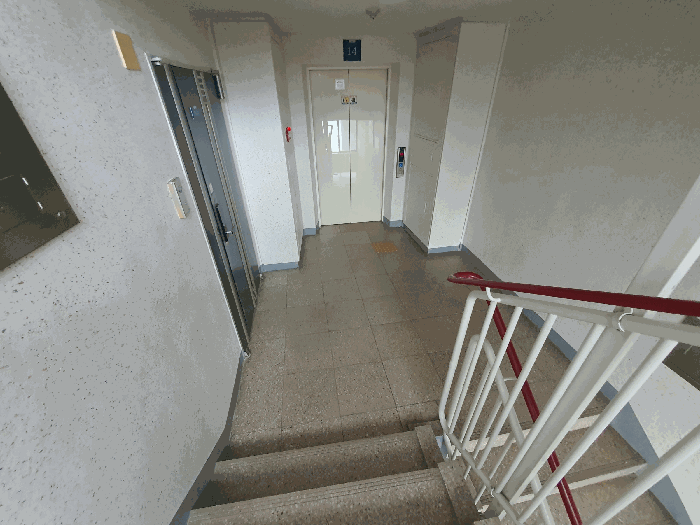 본건 앞 복도 및 계단실