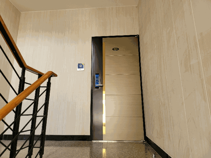 2층 출입문 전경