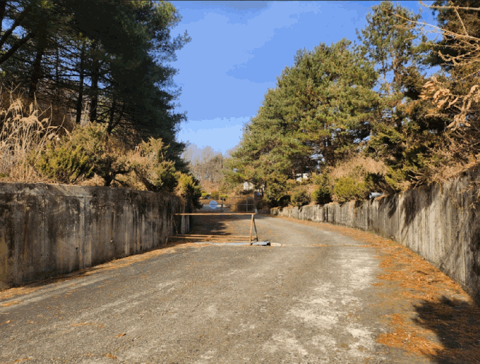 옹벽 및 출입문(북측촬영)