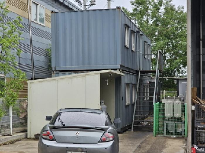 목적물 1 내 제시조립식 판넬조 창고 및 이동식컨테이너 4개