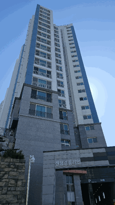 [본건 전경과 부근상황--서측에서 촬영]