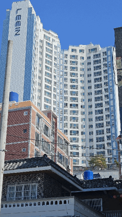 [본건 전경과 부근상황--남측에서 촬영]