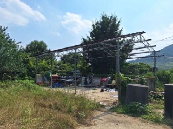 본건4, 지상에 제시외 철골조 창고