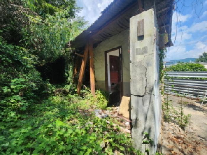 목록17. 지상에 소재한 것으로 보이는 건물(반파된 상태임)