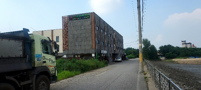 본건 전경(남동측 도로변에서 촬영)