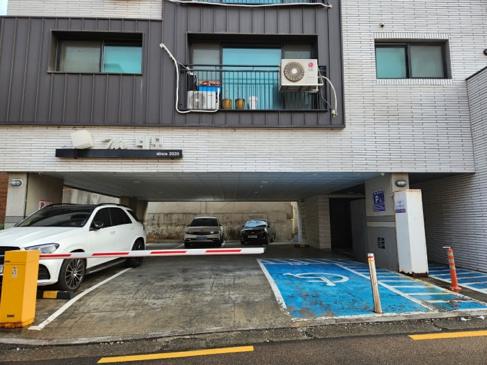 피로티 주차장 전경