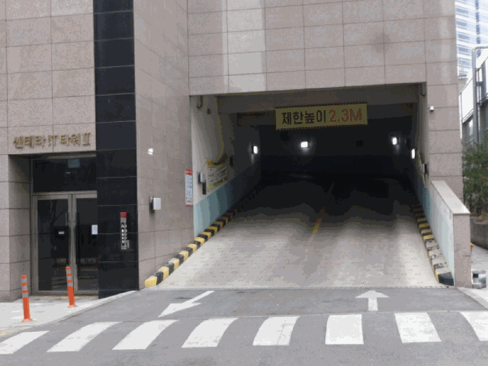 주차장 출입구(