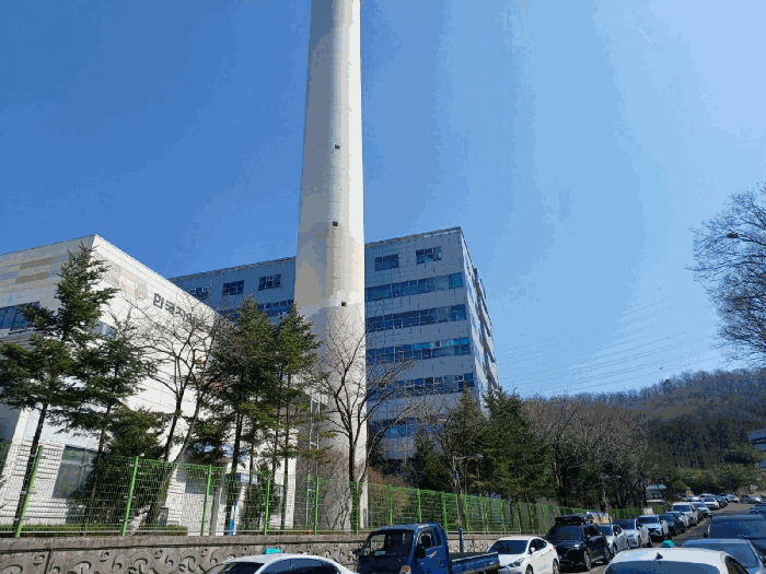 본건 건물 남측 진입도로 및 주위환경