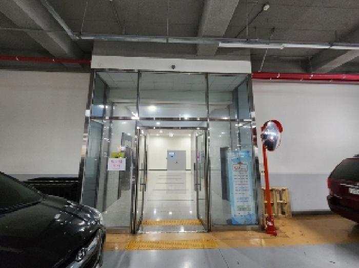 주차장에서 들어가는 공동 현관 입구