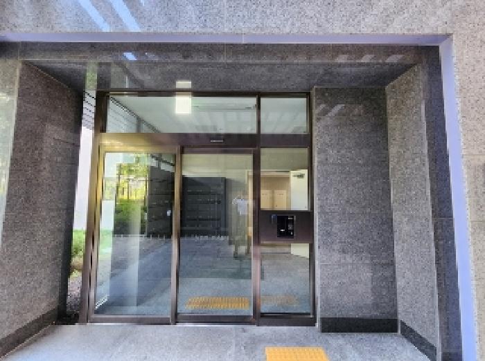 공동 현관 입구