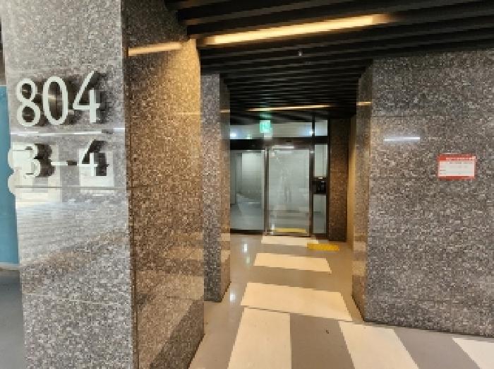 주차장에서 출입하는 공동 현관 입구 전경