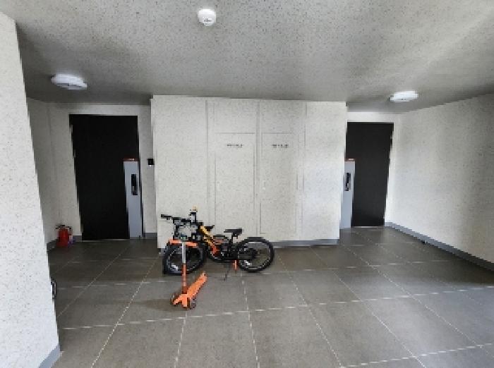 부동산 앞 복도 공간