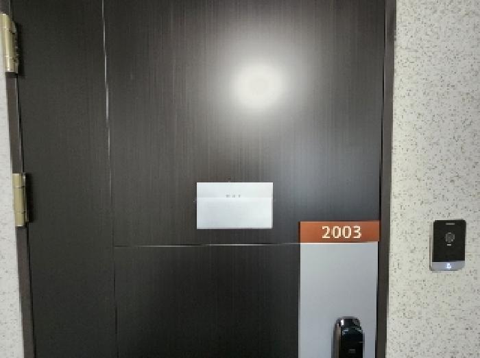 현관문(안내문 부착)