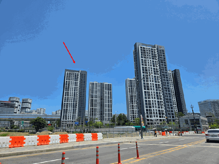 < 본 건 아파트 단지 - 남서측촬영 >‘><br /><img src=