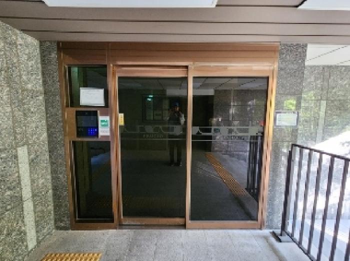 공동 현관 입구