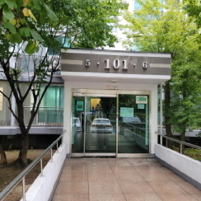공동현관 출입구 전경(`101`동 표시 있음)
