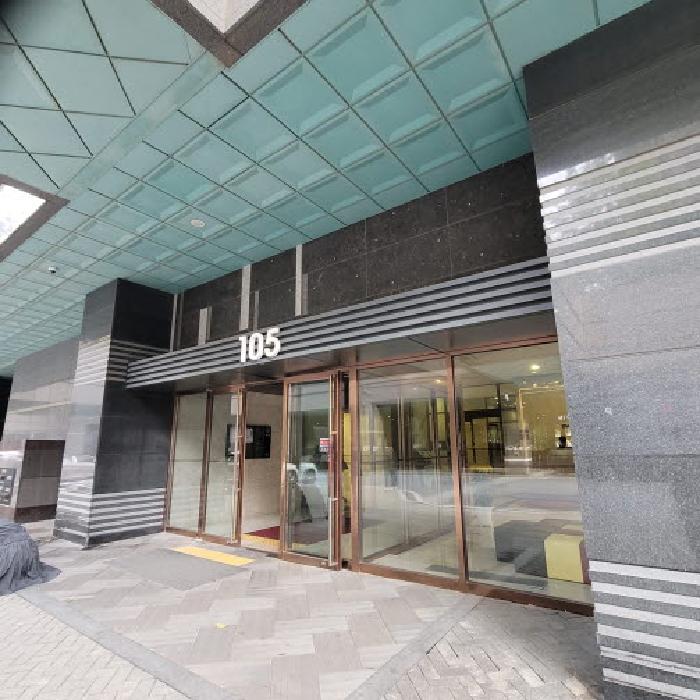 공동현관 출입구 전경(`105`동 표시 있음)