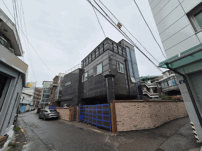 남서측에서 촬영한 본건 전경